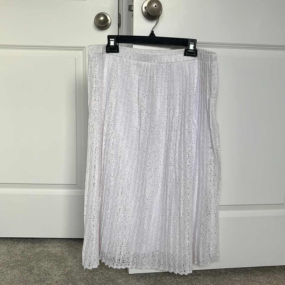 White pleated lace skirt